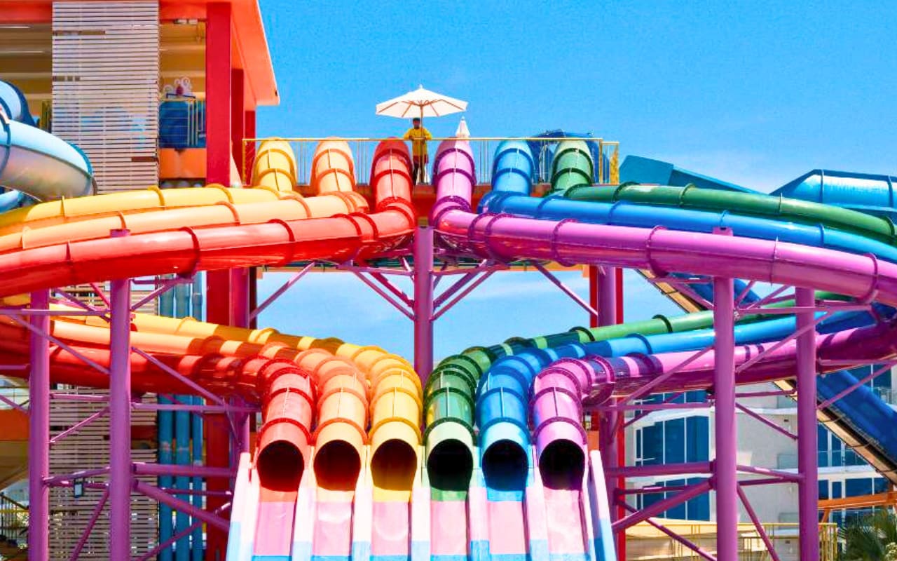 Splash Jungle Water Park has many great reviews. The atmosphere is great and exactly what the reviews say